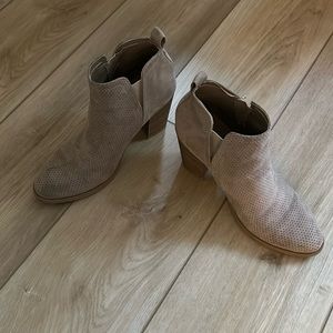 Universal thread size 7.5 ankle boot